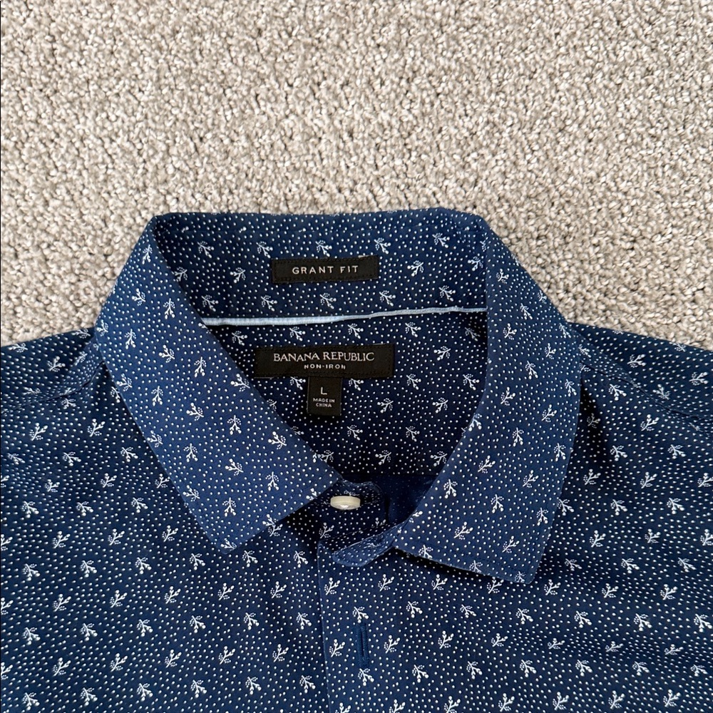 Banana Republic Men's Navy Patterned Button Down Shirt